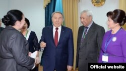 Кандидат в президенты и действующий президент Казахстана Нурсултан Назарбаев (второй слева) в Центральной избирательной комиссии. Астана, 11 марта 2015 года.
