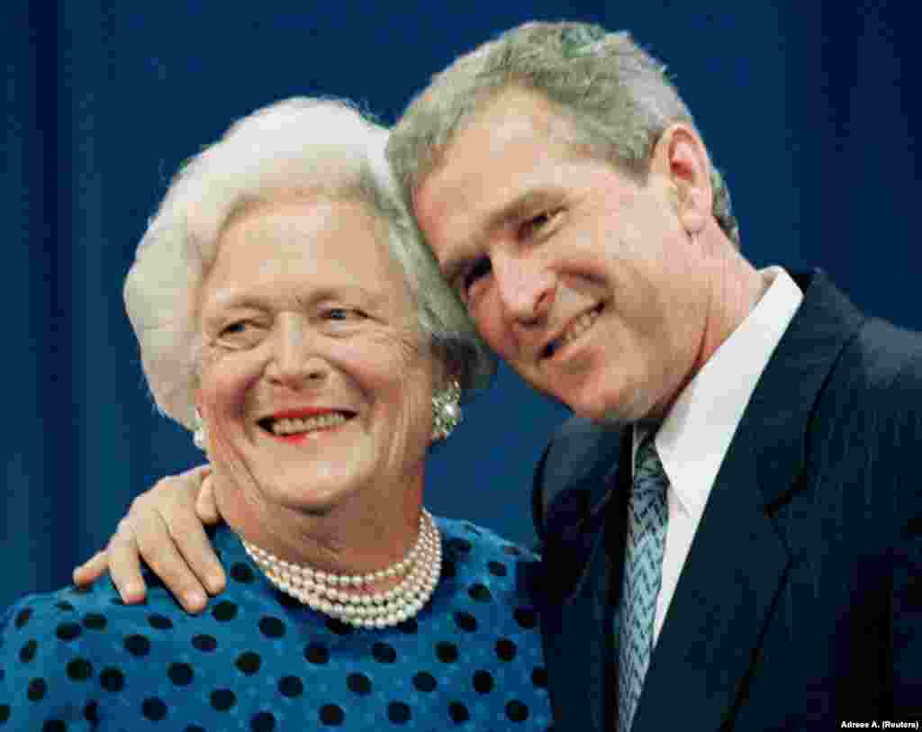 САД - Поранешната прва дама на САД Барбара Буш почина на 92 годишна возраст, соопшти канцеларијата на нејзиниот сопруг, поранешниот претседател на САД Џорџ Буш. Тие беа во брак 73 години, а госпоѓа Буш беше една од двете први дами на САД која беше мајка на претседател - Џорџ Буш помладиот. Другата беше Ебигејл Адамс, сопруга на Џон Адамс и мајка на Џон Квинси Адамс.
