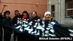 "Ukraine, We Are With You." Boris Nemtsov and other activists outside the Ukrainian Embassy in Moscow on December 2.