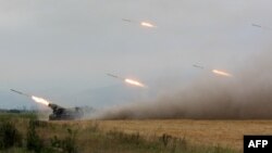 Грузинские войска обстреливают ракетами войска сепаратистов Южной Осетии около Цхинвали, 8 августа 2008