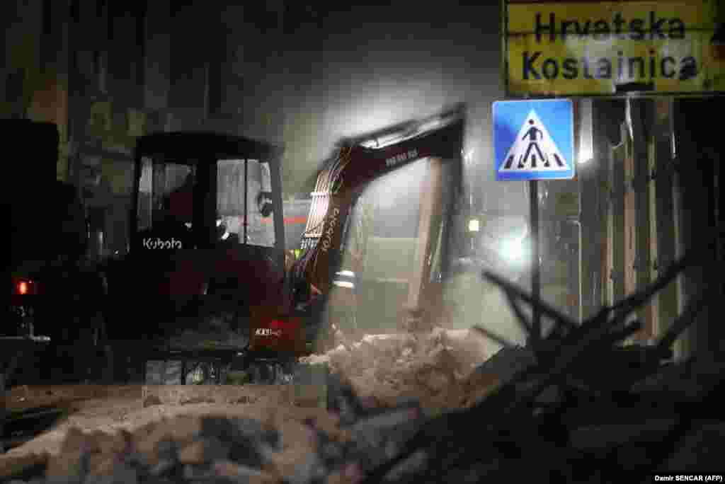 Для очищення завалів від пошкоджених будівель у Петрині використовують важку техніку. Місто, яке розташоване приблизно в 50 кілометрах від Загреба, 29 грудня 2020 року постраждало від землетрусу магнітудою 6,4