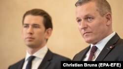 Austrian Chancellor Sebastian Kurz (left) and Defense Minister Mario Kunasek deliver a press statement in Vienna on November 9.