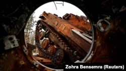 Разбитые российские танки в городе Лимане Донецкой области, 5 октября 2022 года
