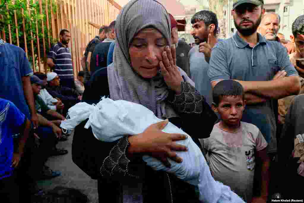Nëna palestineze, Alaa Al-Najjar, duke qarë teksa në duar mbante foshnjen e saj tremuajshe, Yehia, që vdiq për shkak të kequshqyerjes, sipas mjekëve, më 10 korrik.
