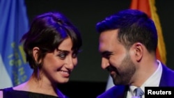 Zohran Mamdani gleda svoju suprugu Ramu Duwaji nakon pobjede na izborima za gradonačelnika New Yorka 2025. godine, na skupu u izbornoj noći u Bruklinu, Njujork 4. novembra 2025.