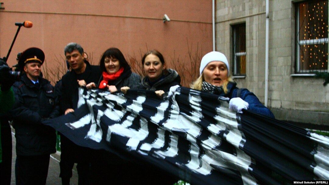 "Ukraine, We Are With You." Boris Nemtsov and other activists outside the Ukrainian Embassy in Moscow on December 2.
