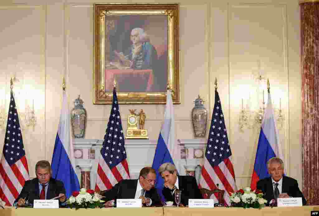 Ministrul rus al apărării Serghei Șoigu, ministrul rus de externe Serghei Lavrov, secretarul de stat John Kerry și ministrul american al apărării Chuck Hagel, Washington 9 august 2013.