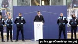 შინაგან საქმეთა მინისტრი გიორგი გახარია მართლწესრიგის ოფიცრებთან ერთად
