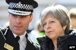 Premierul britanicTheresa May vizitează Salisbury, locul unde au fost otrăviți Skripal și fiica sa, 15 martie 2018.