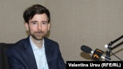 Matei Dobrovie, în studioul Europei Libere la Chișinău