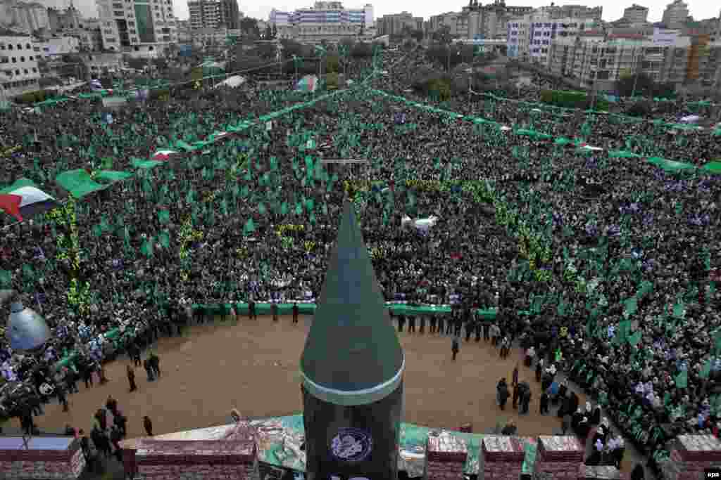 8 декабря палестинцы в Газе отметили 25-летие образования движения ХАМАС. (EPA/Мохаммед аль-Остаз) 