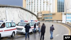 Ливийские силы безопасности и спасатели возле Corinthia Hotel. Триполи, 27 января 2015 года. 