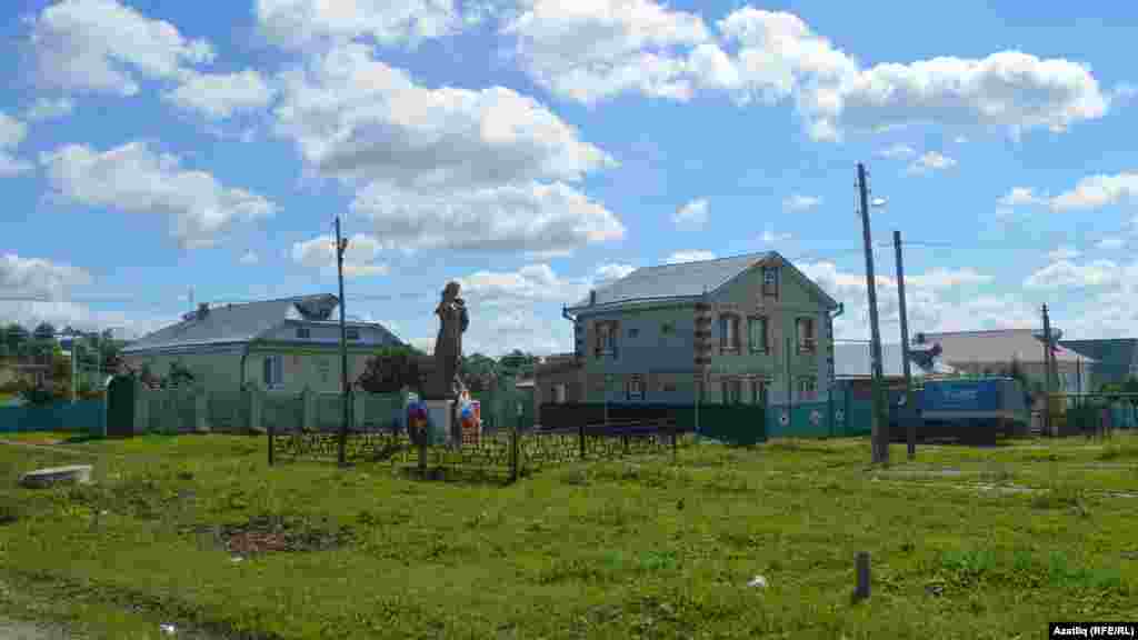 Кече Ырбишча авылындагы һәйкәл