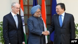 Indian Prime Minister Manmohan Singh (center) welcomes European Commission President Jose Manuel Barroso (right) and European Council President Herman Van Rompuy to New Delhi on February 10.