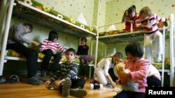 Copii găzduiţi temporar la un centru de plasament