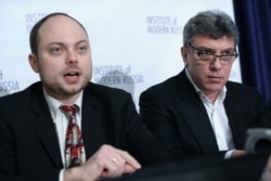 Kara-Murza (left) with slain Russian opposition leader Boris Nemtsov in Washington in 2014.