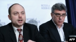 Vladimir Kara-Murza (left) was once a political ally of opposition politician Boris Nemtsov (right), who was shot dead in central Moscow in February.