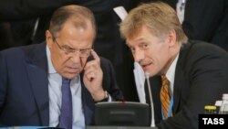Архивска фотографија: Шефот на руската дипломатија Сергеј Лавров и портпаролот на претседателот Владимир Путин, Дмитри Песков