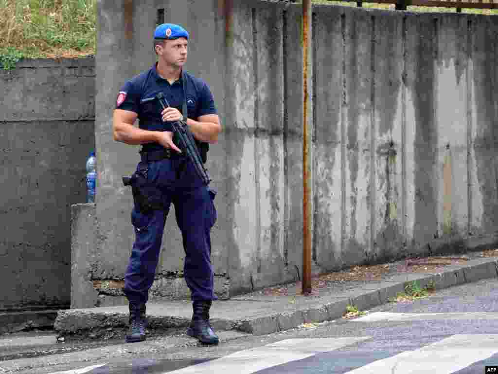 Serbia - Officer of A Serbian gendarme guards the entrance of the special court for war crimes in Belgrade, 20Jul2011 - Pripadnik žandarmerije na ulasku u Specijalni sud u Beogradu. 20. jul 2011.