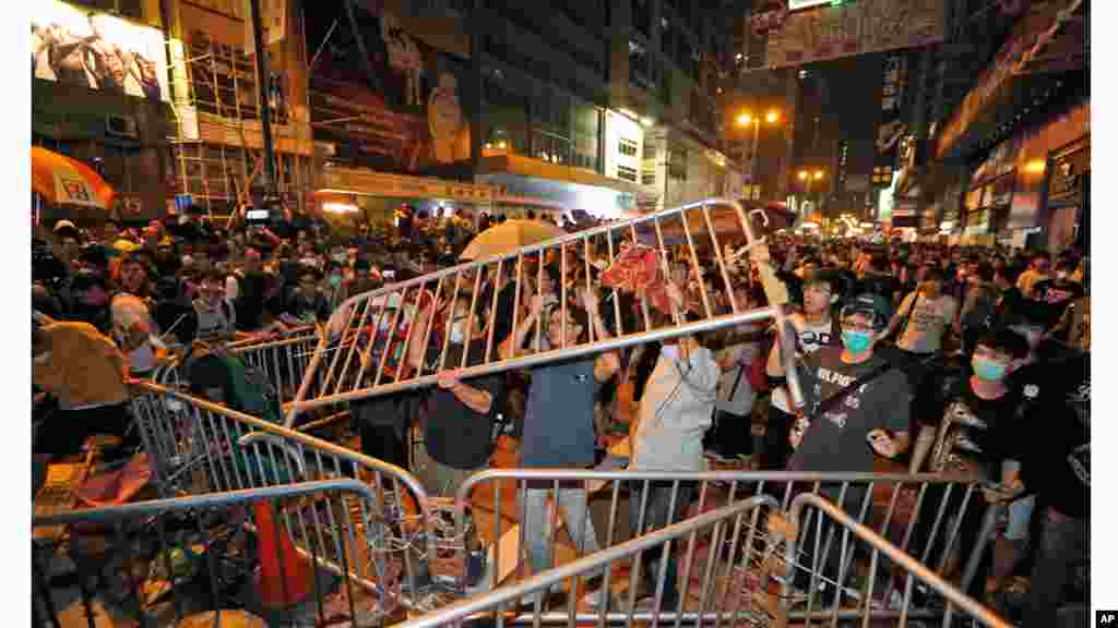 2014. október 18-án a tüntetők barikádot építenek, hogy megállítsák a rohamrendőröket a Mong Kok kerület elfoglalt területén a hongkongi esernyős forradalom idején, és ugyanez a helyszín majdnem egy évvel később,&nbsp;2015. szeptember 26-án