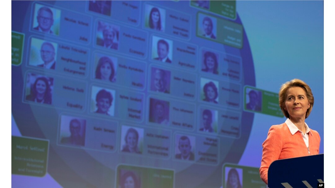 Președinta CE și-a însușit cauza egalității de șanse în funcțiile de top din UE și spune că „dacă nu ceri, nu vei primi”. Așadar, ea a insistat pe numirea a cât mai multor femei pentru posturile de comisar.