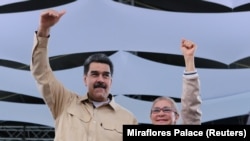 Nicolas Maduro həyat yoldaşı Cilia Flores ilə Karakasda gənclərlə görüşür