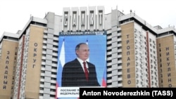 Un ecran gigantic pe un centru comercial din Moscova , pe care poate fi urmărit discursul anual al președintelui Vladimir Putin despre starea națiunii, 21 aprilie 2021. 