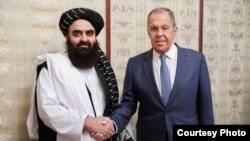 Rusiya xarici işlər naziri Sergey Lavrov Talibanın xarici işlər naziri Əmir Xan Müttəqi ilə görüşür