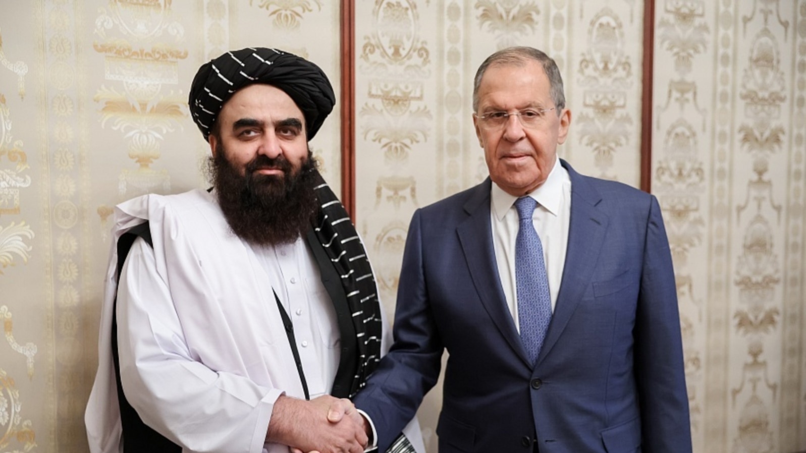 Întrevederea ministrului rus de externe, Serghei Lavrov, cu ministrul de externe al talibanilor, Amir Khan Muttaqi, în timpul unei vizite în Rusia în octombrie 2024.
