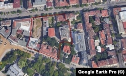  С алено са обрисувани приблизителните граници на амфитеатъра на Сердика върху сателитна фотография от 2022 година 