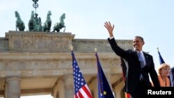 Barack Obama şi Angela Merkel în faţa Porţii Brandenburg, Berlin, 19 iunie 2013