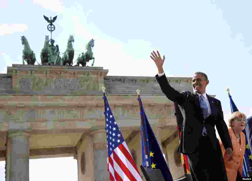 Preşedintele Barack Obama ţinând un discurs istoric în faţa Porţii Brandenburg de la Berlin, 19 iunie 2013