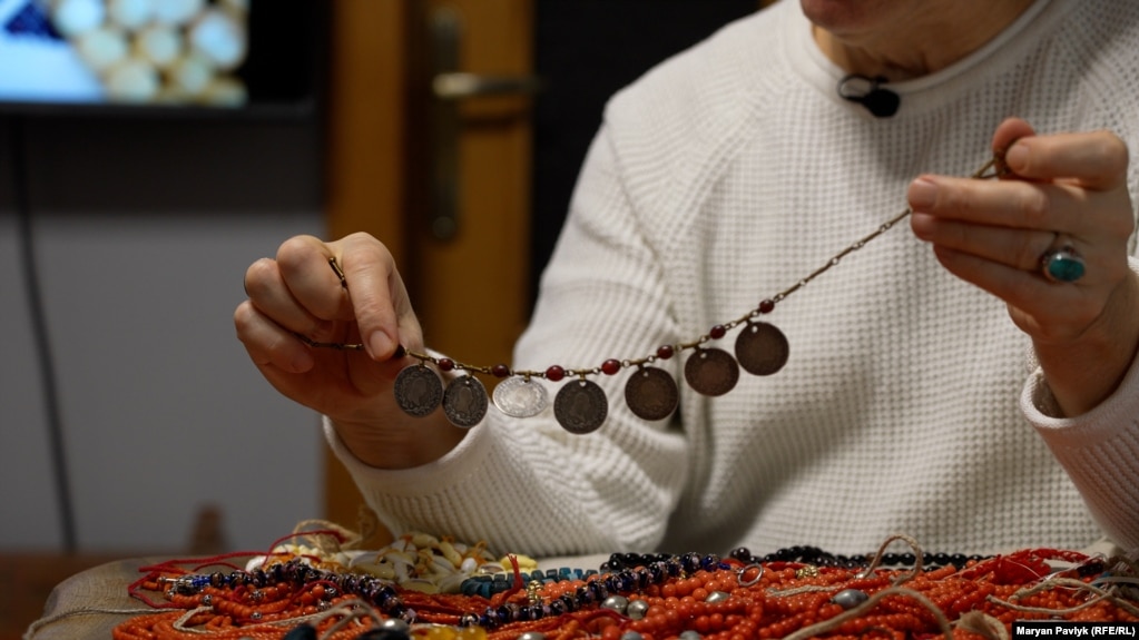 Намисто з монетами