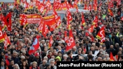 5 грудня щонайменше 800 тисяч людей взяли участь в акціях по всій країні, повідомляло Міністерство внутрішніх справ Франції