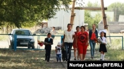 Родители ведут детей в школу. Алматинская область, 1 сентября 2014 года.