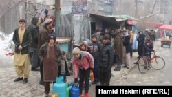 مردم در کابل برای خرید گازمایع در عقب یکی از مغازههای دولتی صف بسته اند. Jan.14.2020