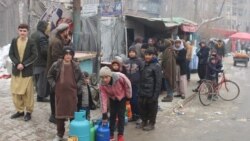 مردم در عقب یک مغازه دولتی برای خرید گاز مایع صف بسته اند.