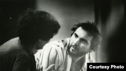 Уладзімер Экнадзіёсаў выконвае ролю Івана ў опэры «Альпійская баляда» паводле аповесьці Васіля Быкава, 1986 год