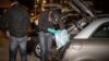 Полицейские обыскивают автомобиль в Аргеме