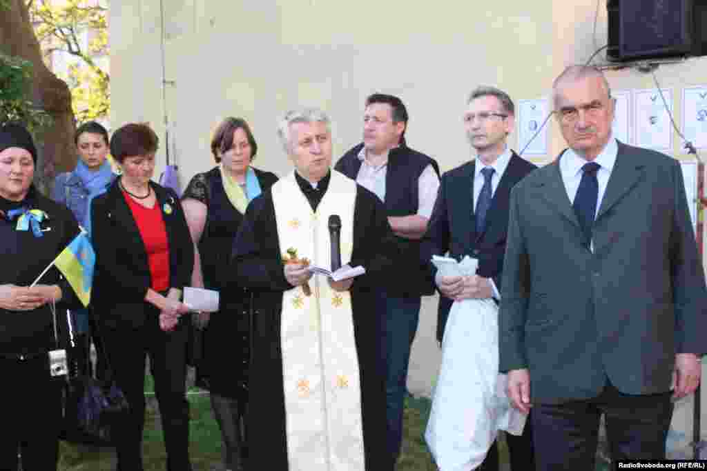 Former Czech Foreign Minister Karel Schwarzenberg (far right) attended the ceremony, saying that&nbsp;while&nbsp;he supports &quot;broad dialogue with the Russian Federation,&quot; there are also times when people must assert their positions and &quot;defend freedom and defend democracy, not merely discuss it.&quot;