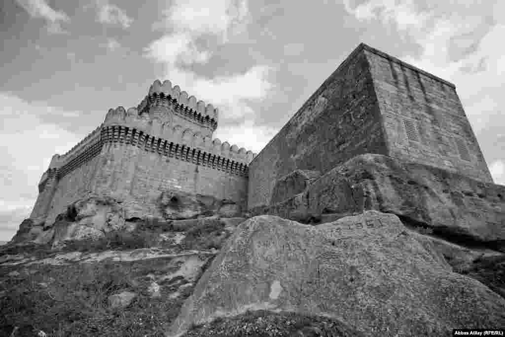 Ramana qalasının yanında başqa bir tarixi abidə mövcuddur: XVII əsrə aid məscid. Məscid bu gün də istifadə olunur.