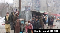 د ګازو د یوه دولتي پلورنځای مخ ته ولاړ کسان.
