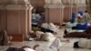 Жители Карачи прячутся от жары в стенах мечети