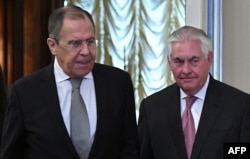 On May 10, Russian Foreign Minister Sergei Lavrov (left) will meet his U.S. counterpart Rex Tillerson (right) for the second time since the latter took office. (file photo)