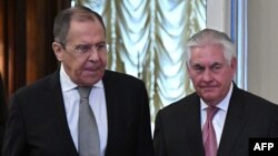 On May 10, Russian Foreign Minister Sergei Lavrov (left) will meet his U.S. counterpart Rex Tillerson (right) for the second time since the latter took office. (file photo)