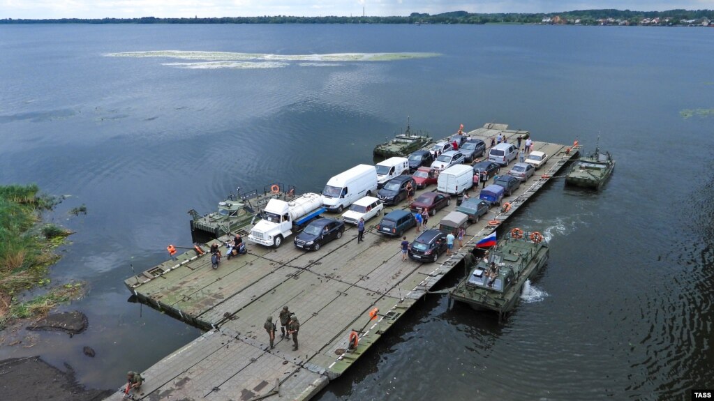 Понтонна переправа біля Антонівського мосту через Дніпро, організована російськими військовими. Окупована частина Херсонської області, 3 серпня 2022 року