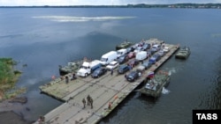 Автомобілі на понтонному поромі, який організували російські окупанти біля пошкодженого ударами ЗСУ Антонівського мосту через річку Дніпро, 3 серпня 2022 року