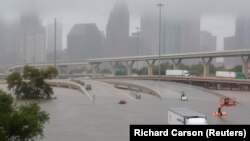 Autostrada 45 inundată după trecerea uraganului Harvey, Houston, Texas, 27 august 2017. 