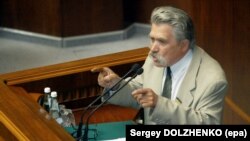 Народний депутат Левко Лук’яненко під час виступу з трибуни Верховної Ради України. Київ, 10 липня 2003 року