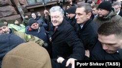 Петро Порошенко обурився тим, що його не допитали по всіх провадженнях, які порушило ДБР, хоча він офіційно звертався з таким проханням